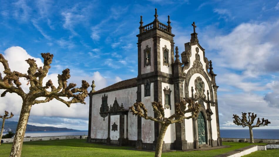 Pourquoi recourir aux services d’une plateforme spécialiste pour son voyage aux Açores ?