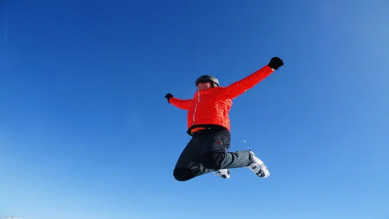 sauter de joie aux skis