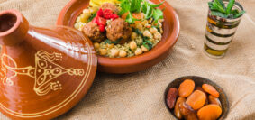 Voyage culinaire : tajine d’agneau aux abricots à découvrir