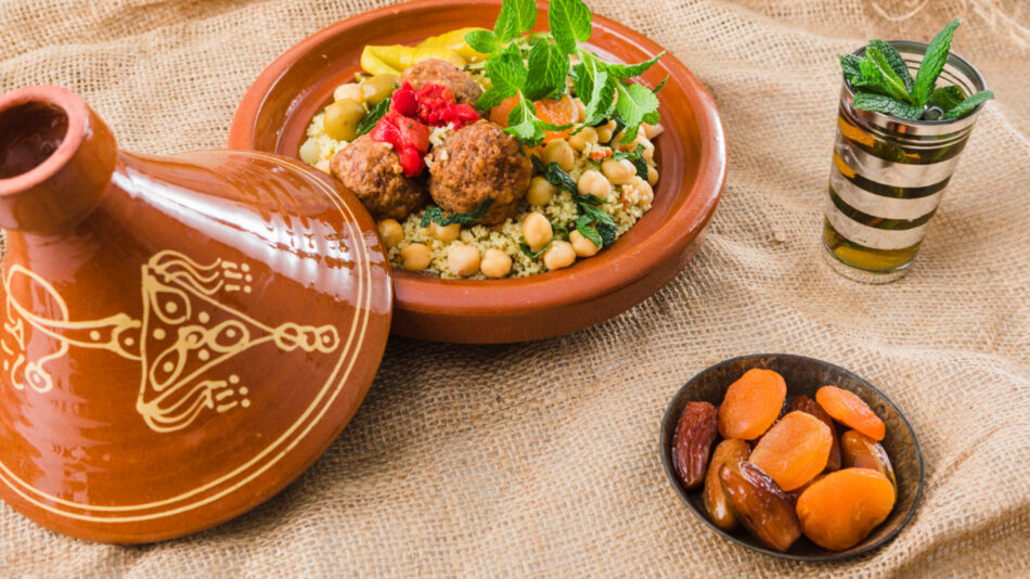 Voyage culinaire : tajine d’agneau aux abricots à découvrir