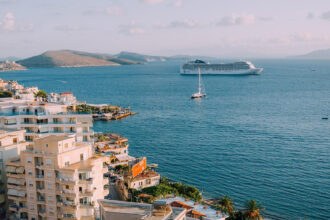 Voyage en Méditerranée : croisière sur les eaux turquoise et villes historiques